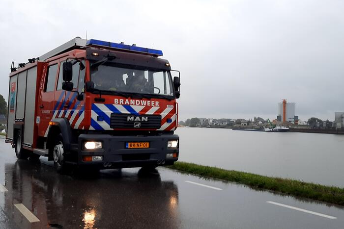 Automobilist belandt naast weg en durft auto niet uit