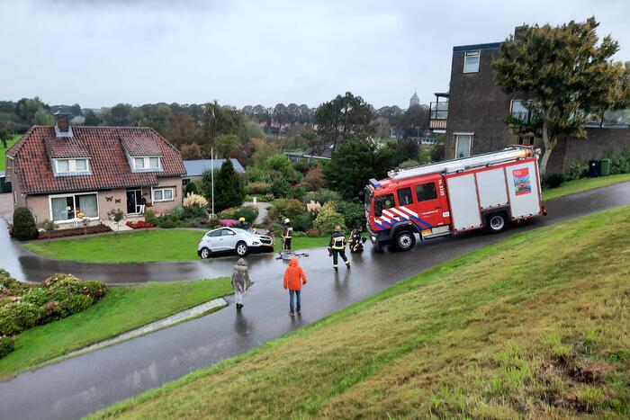 Automobilist belandt naast weg en durft auto niet uit