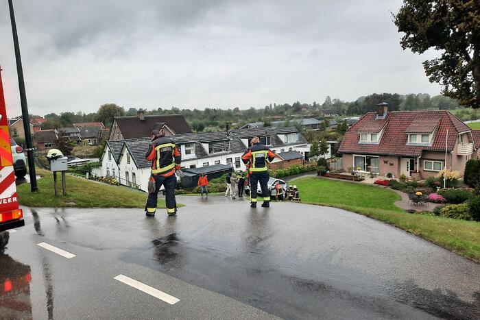 Automobilist belandt naast weg en durft auto niet uit