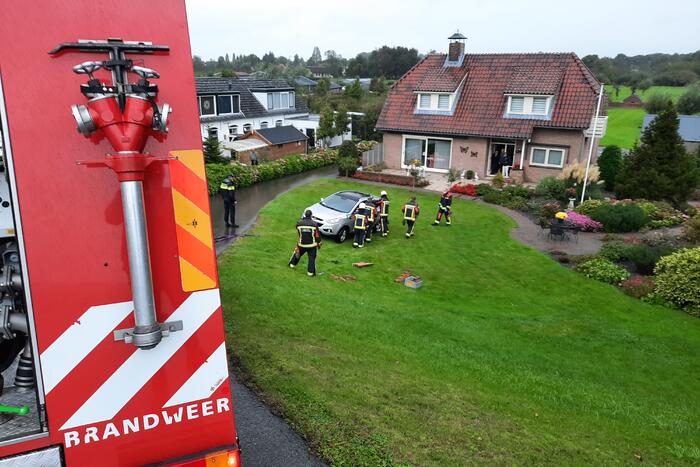 Automobilist belandt naast weg en durft auto niet uit