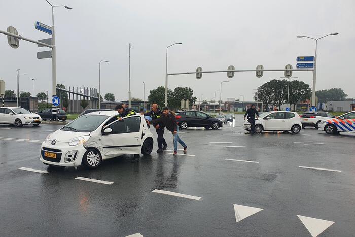 Veel schade bij aanrijding tussen twee auto's