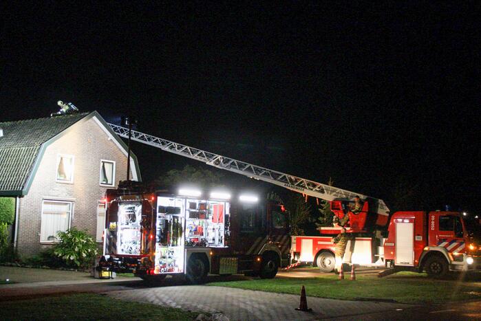 Brandweer controleert schoorsteen vanwege mogelijke brand