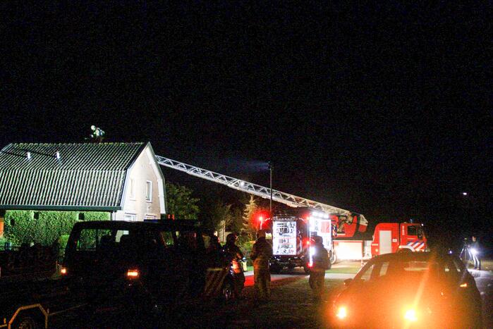 Brandweer controleert schoorsteen vanwege mogelijke brand