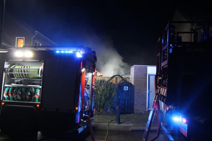Uitslaande brand in twee schuren