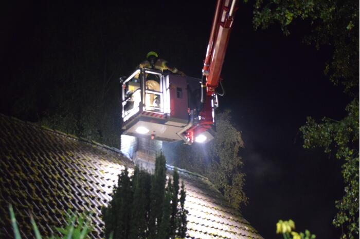 Brand in schoorsteen van woning