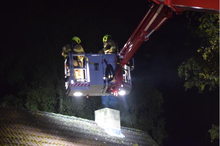 Brand in schoorsteen van woning