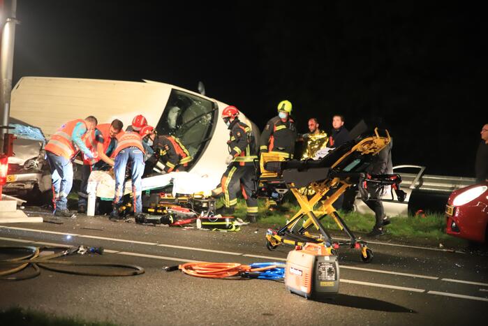Persoon overleden bij zwaar ongeval tussen meerdere voertuigen
