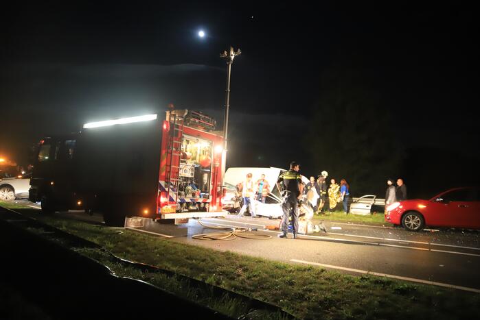 Persoon overleden bij zwaar ongeval tussen meerdere voertuigen