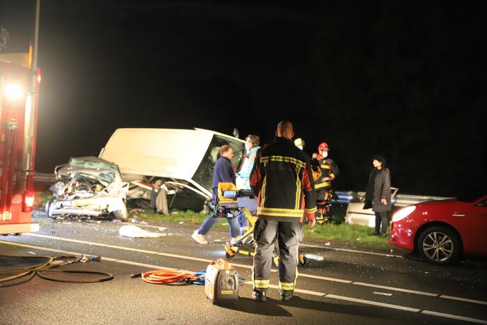 Persoon overleden bij zwaar ongeval tussen meerdere voertuigen