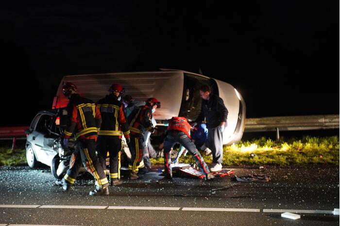Persoon overleden bij zwaar ongeval tussen meerdere voertuigen