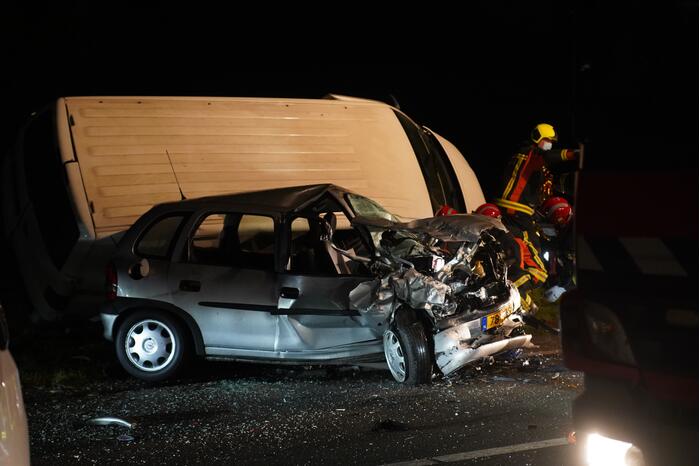 Persoon overleden bij zwaar ongeval tussen meerdere voertuigen