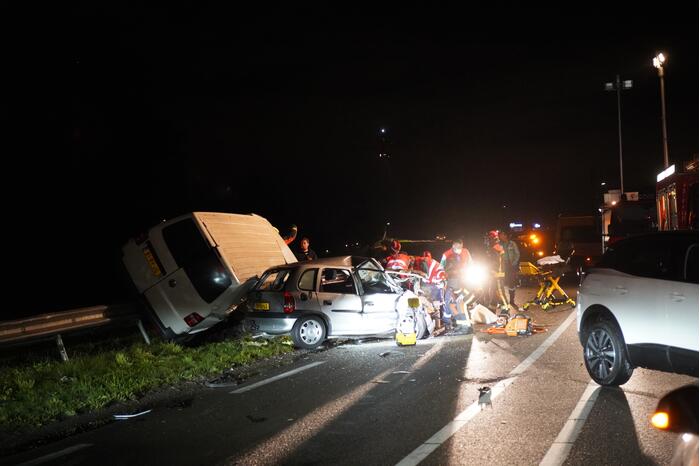 Persoon overleden bij zwaar ongeval tussen meerdere voertuigen
