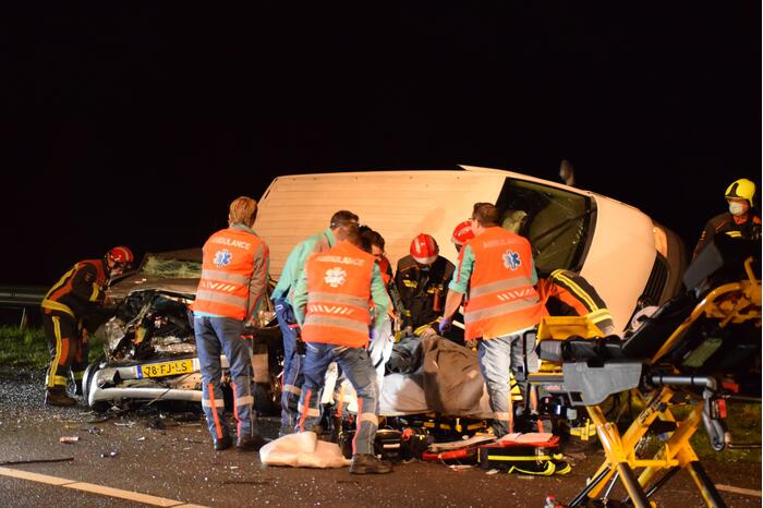 Persoon overleden bij zwaar ongeval tussen meerdere voertuigen