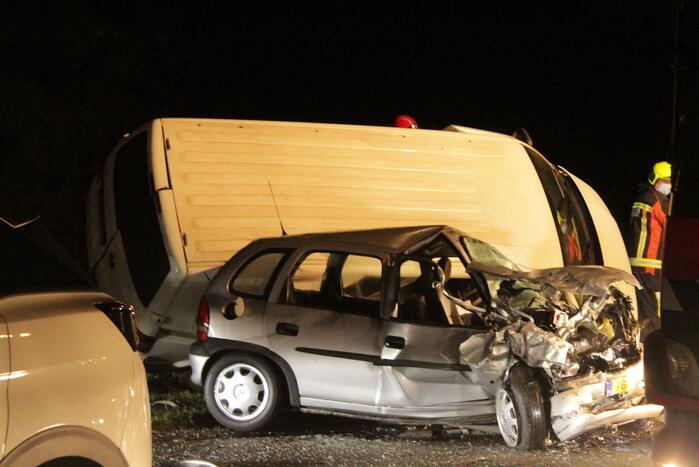 Persoon overleden bij zwaar ongeval tussen meerdere voertuigen