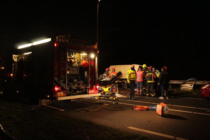 Persoon overleden bij zwaar ongeval tussen meerdere voertuigen