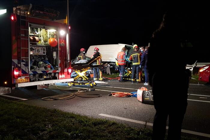 Persoon overleden bij zwaar ongeval tussen meerdere voertuigen