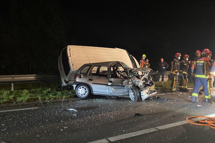 Persoon overleden bij zwaar ongeval tussen meerdere voertuigen