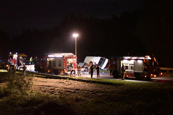 Persoon overleden bij zwaar ongeval tussen meerdere voertuigen