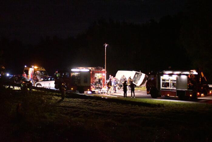 Persoon overleden bij zwaar ongeval tussen meerdere voertuigen