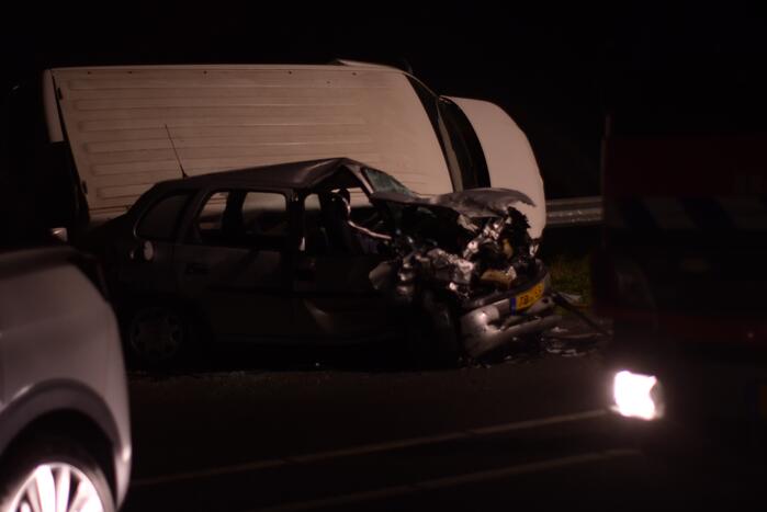 Persoon overleden bij zwaar ongeval tussen meerdere voertuigen