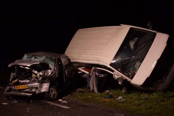 Persoon overleden bij zwaar ongeval tussen meerdere voertuigen