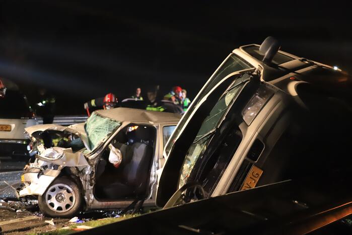 Persoon overleden bij zwaar ongeval tussen meerdere voertuigen