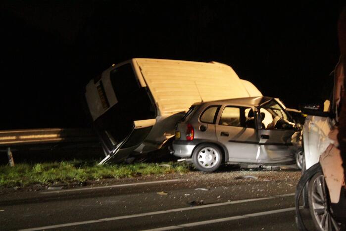 Persoon overleden bij zwaar ongeval tussen meerdere voertuigen