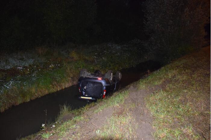 Auto belandt op de kop in de sloot