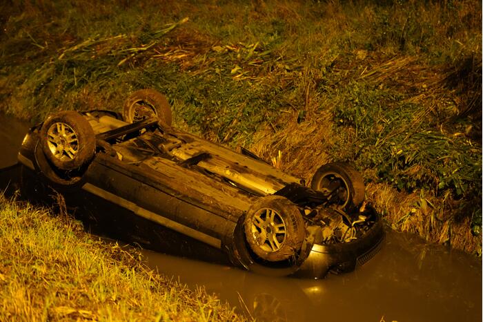 Auto belandt op de kop in de sloot