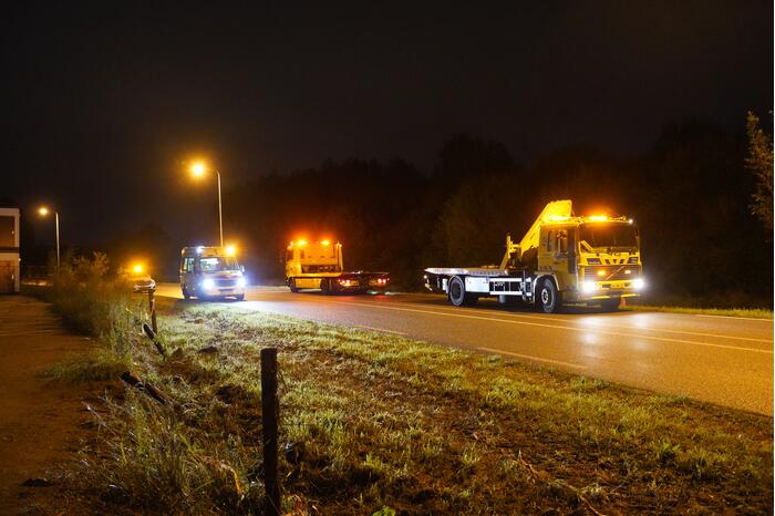Auto belandt op de kop in de sloot