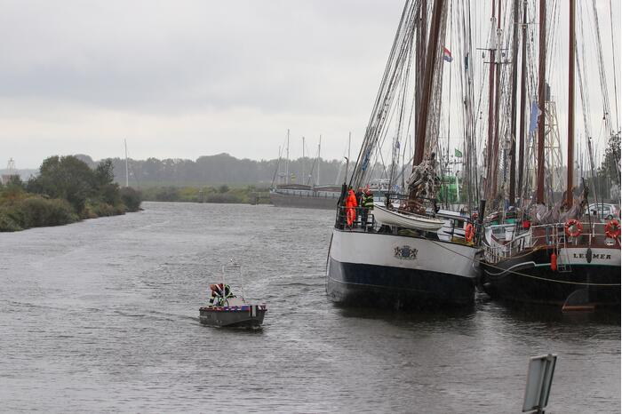 Brandweer plaats olieschermen voor lekkend zeilschip