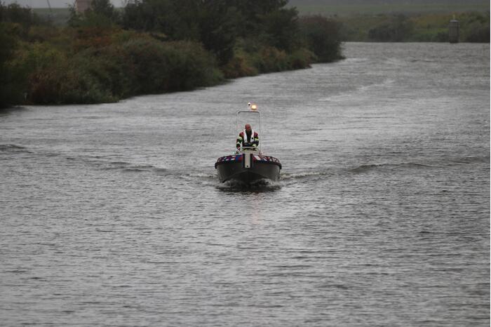 Brandweer plaats olieschermen voor lekkend zeilschip