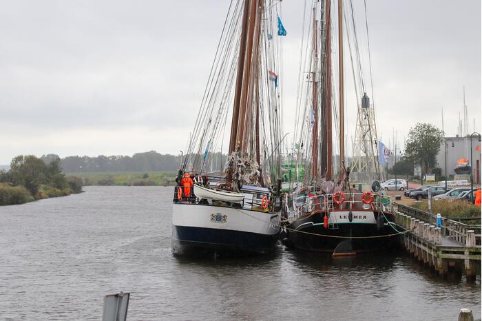 Brandweer plaats olieschermen voor lekkend zeilschip