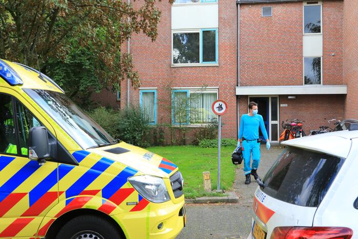 Politie ramt deur in en vindt overleden persoon