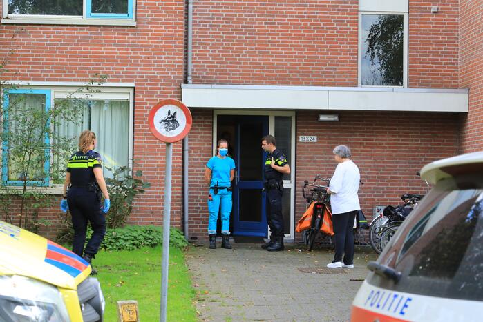 Politie ramt deur in en vindt overleden persoon