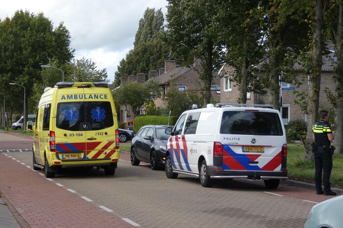 Persoon rijdt met scootmobiel water in