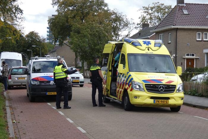 Persoon rijdt met scootmobiel water in