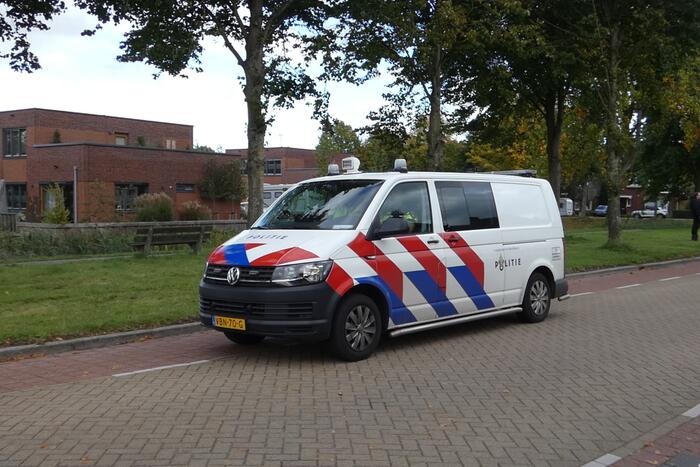 Persoon rijdt met scootmobiel water in