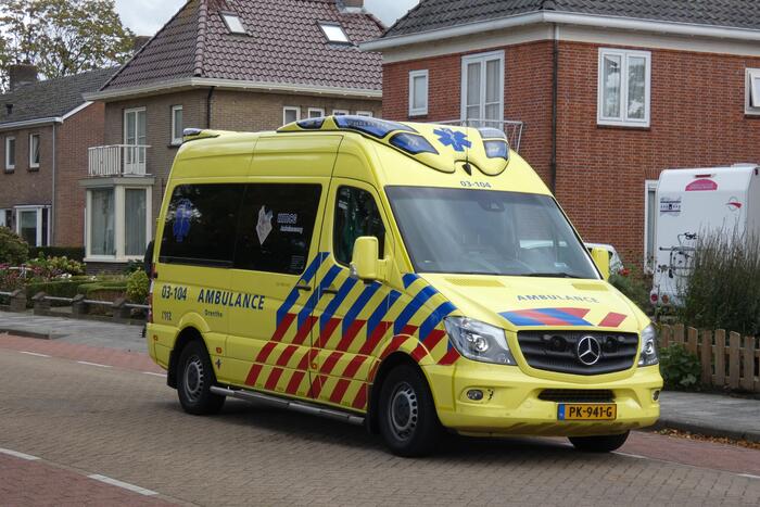 Persoon rijdt met scootmobiel water in