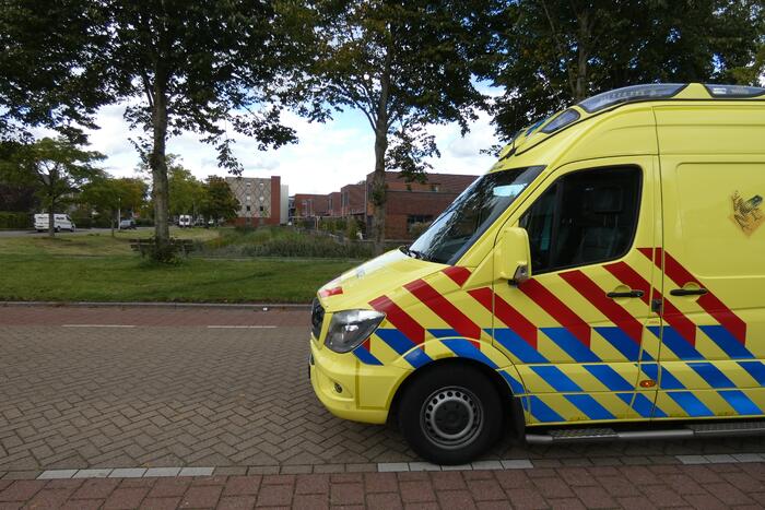 Persoon rijdt met scootmobiel water in