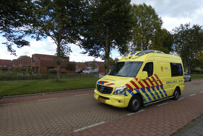 Persoon rijdt met scootmobiel water in