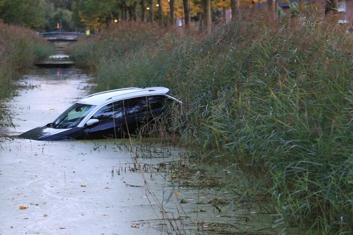 Auto rolt het water in