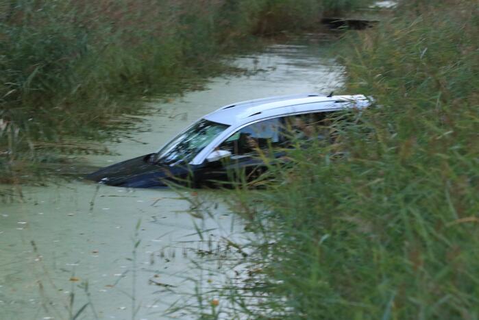 Auto rolt het water in