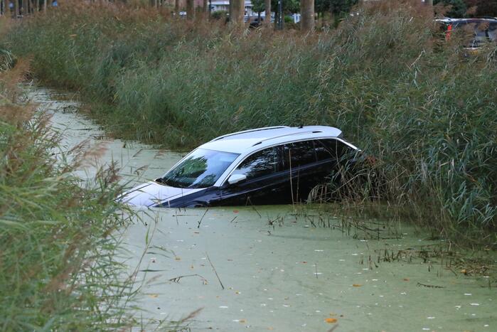 Auto rolt het water in