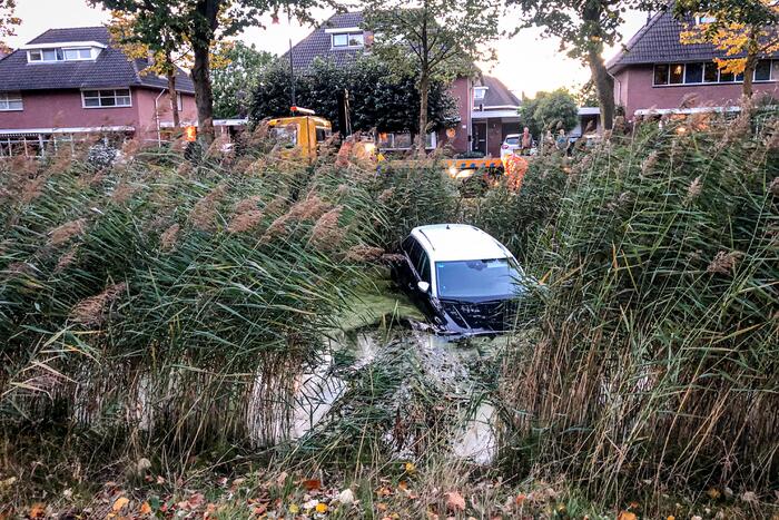 Auto rolt het water in
