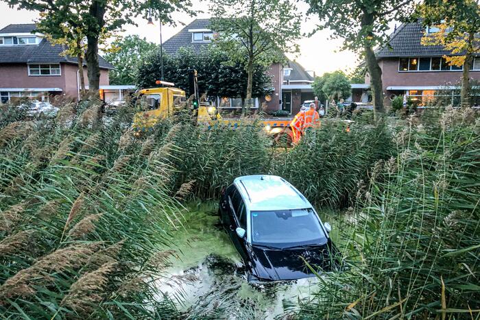 Auto rolt het water in