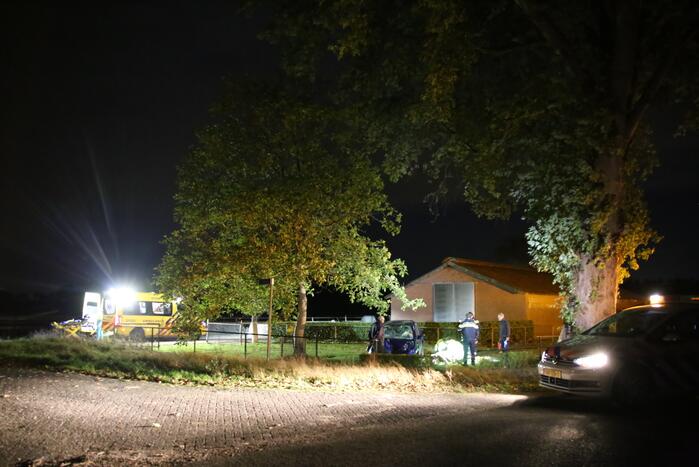 Automobilist verliest macht over het stuur en raakt boom