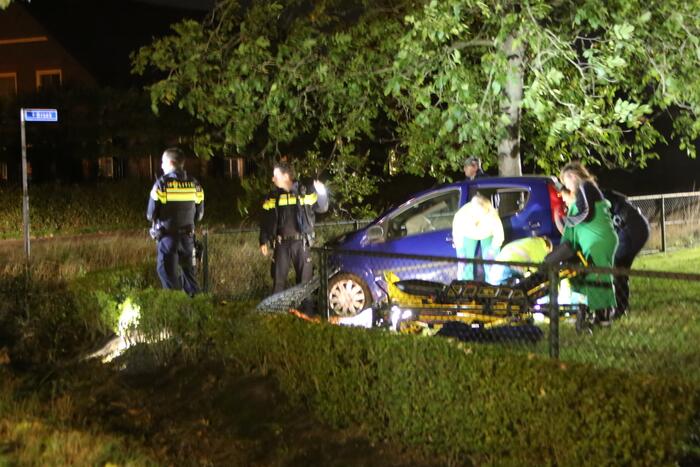 Automobilist verliest macht over het stuur en raakt boom