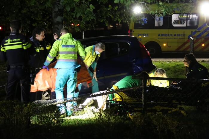 Automobilist verliest macht over het stuur en raakt boom