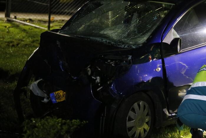 Automobilist verliest macht over het stuur en raakt boom